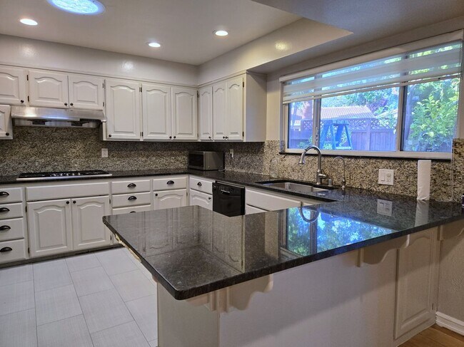 Building Photo - 6390 Bose Ln