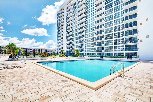 Building Photo - 525 N Ocean Blvd