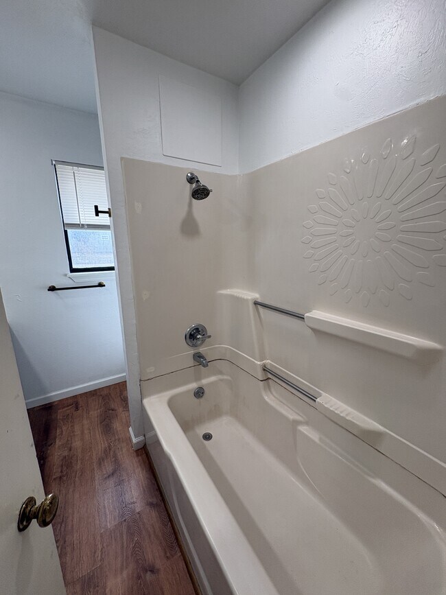 Building Photo - 403 S Hillcrest St