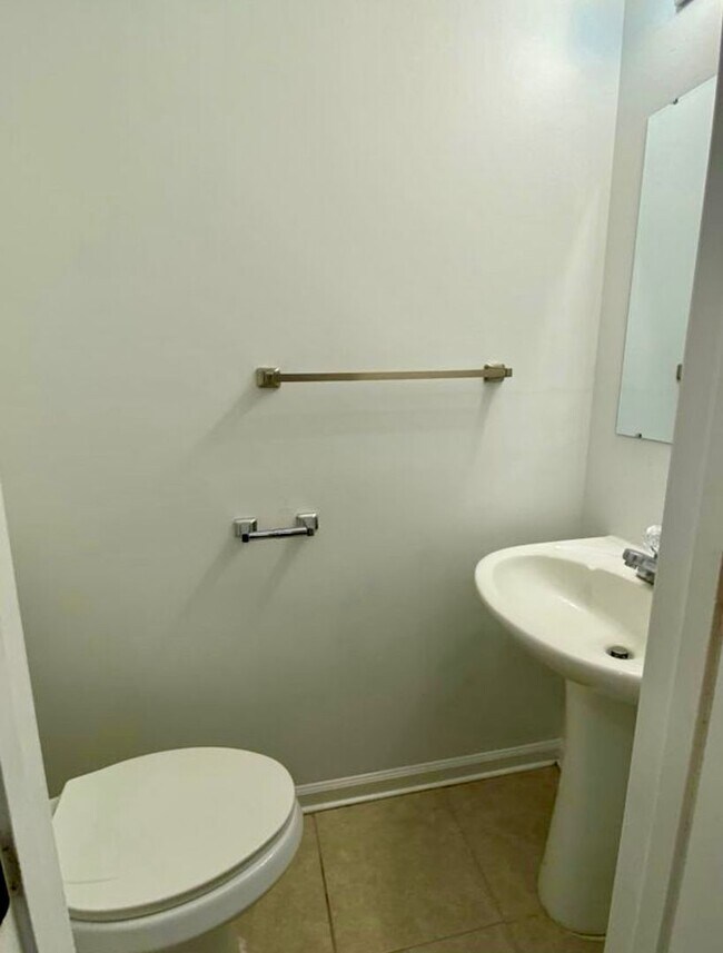 Building Photo - Three or four bedroom 2 1/2 bath in Antioch