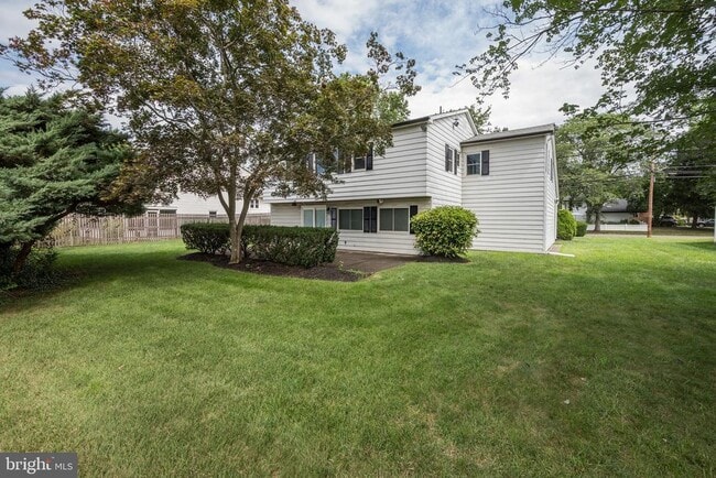 Building Photo - 1717 Country Club Dr