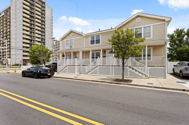 Building Photo - 131 N Vermont Ave