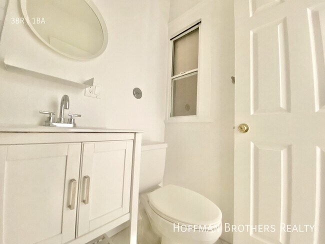 Building Photo - 402 N Ave 54