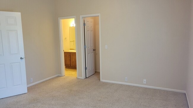 Building Photo - Single Family 3 Bed, 2.5 Bath Home - Avail...