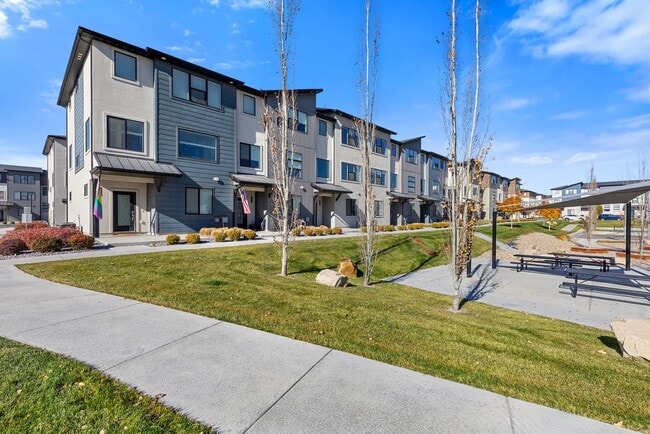 Building Photo - 461 S 900 W