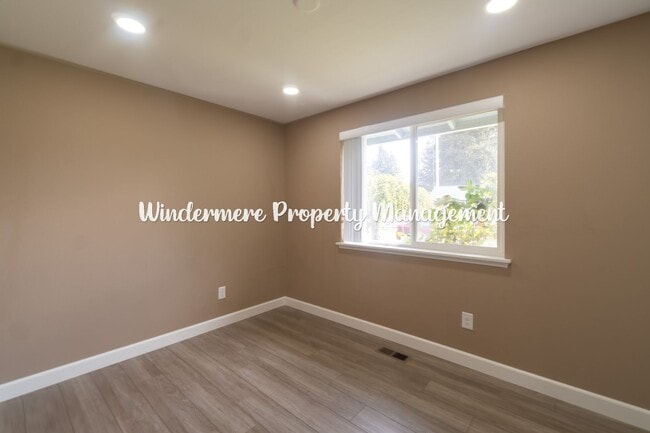 Building Photo - Bright and Charming 3 bed Rambler in Convenient Port Orchard Location