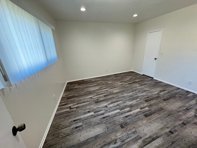 Building Photo - 5382 Circle Dr