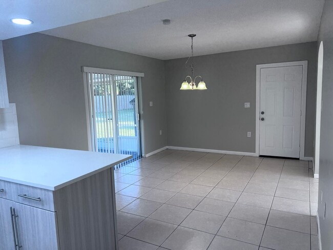 Building Photo - ~~3/1.5 Single Family Home~~   *PRICE REDUCTION*