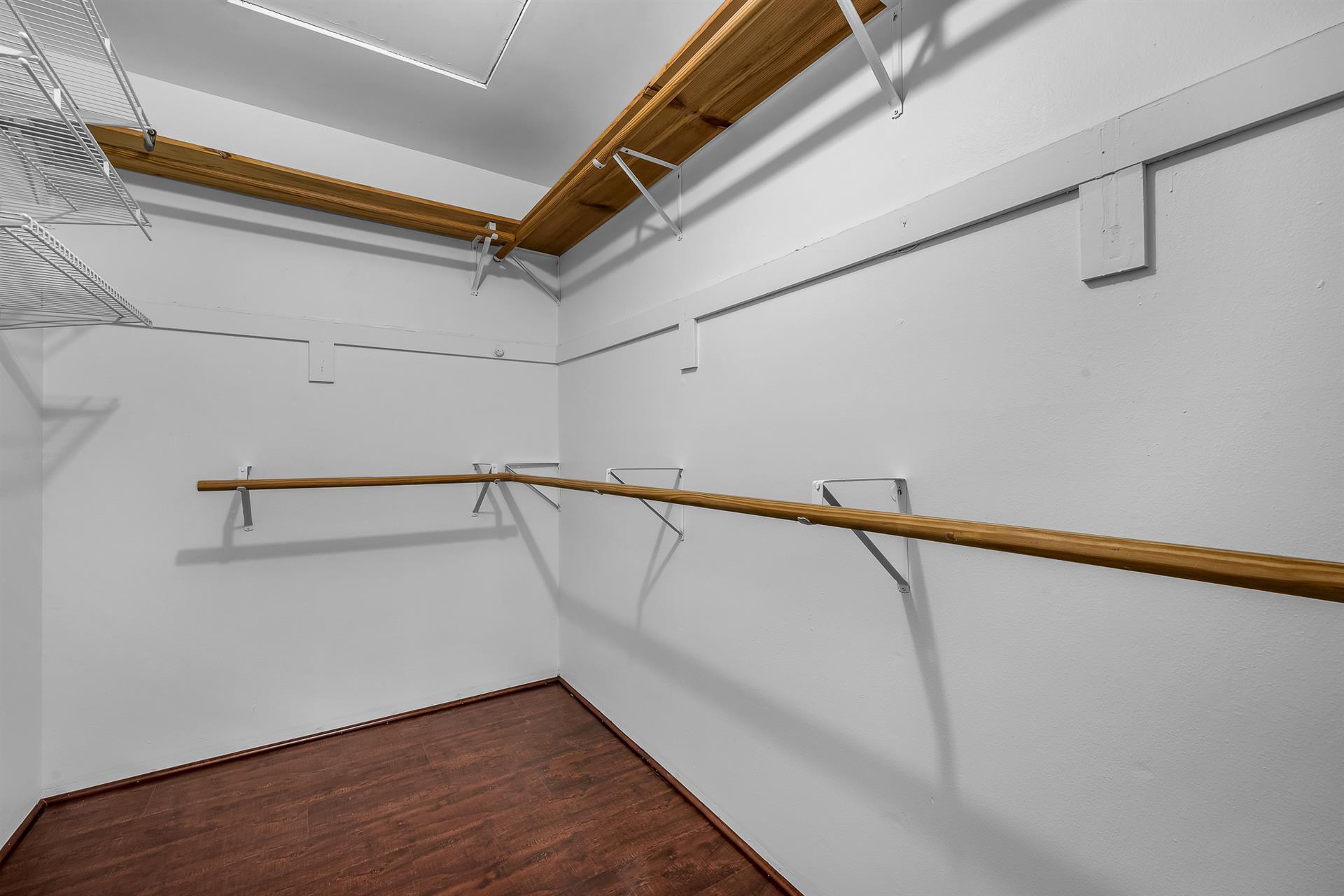 Large primary closet - 2655 Calle Abedul