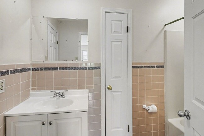 Building Photo - Beautiful Spacious Townhome