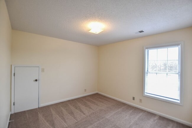 Building Photo - Pet Friendly Three Bedroom!