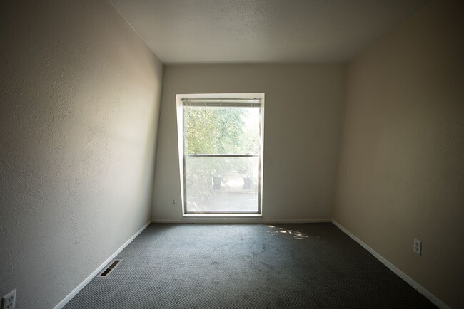 Building Photo - 604 Marine St