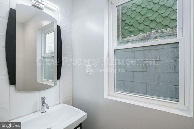 Building Photo - 2028 E Firth St