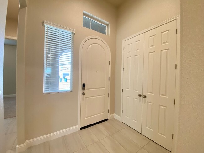 Building Photo - $2,495 Leonard & Ashlan, 3 Bedroom Home - ...