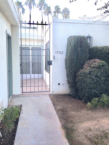 Building Photo - 1902 Grand Bahama Dr E