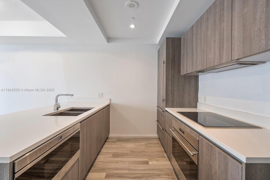 Building Photo - 801 S Miami Ave