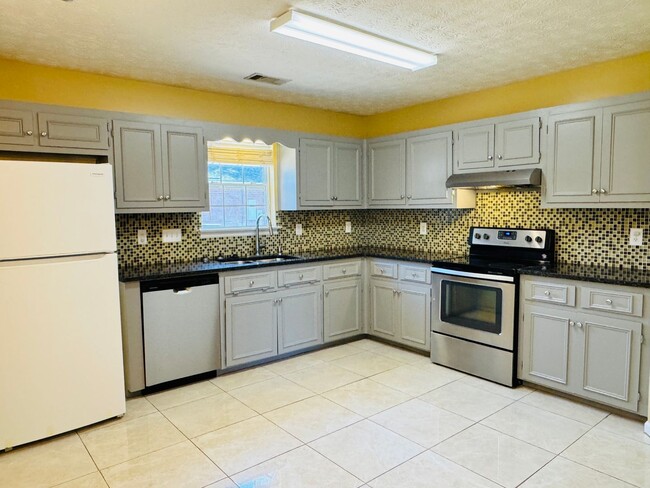 Building Photo - Modern 3-Bedroom Beauty in East Montgomery