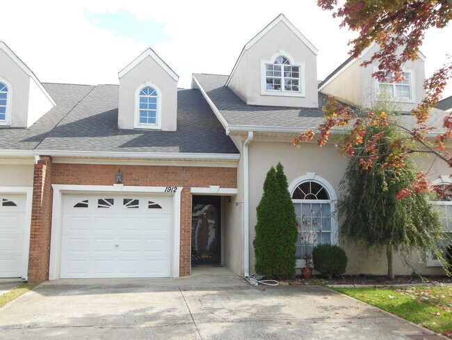Primary Photo - 1912 Rosebrook Dr