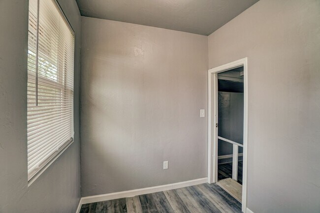Building Photo - 3BR Home in Shawnee with Stainless Appliances, Fenced Yard & Storm Shelter!