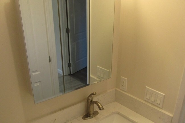 Building Photo - 6516 Beck Ave