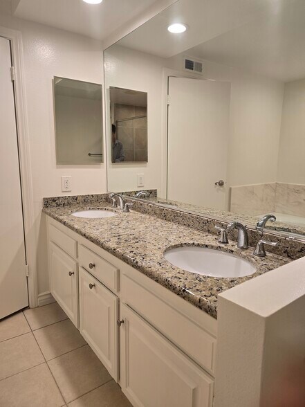 Building Photo - 4444 Wilshire Blvd