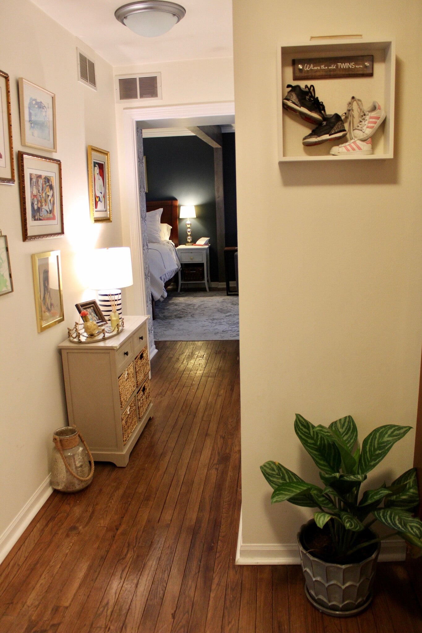 2nd Floor hallway - 433 W Roscoe St