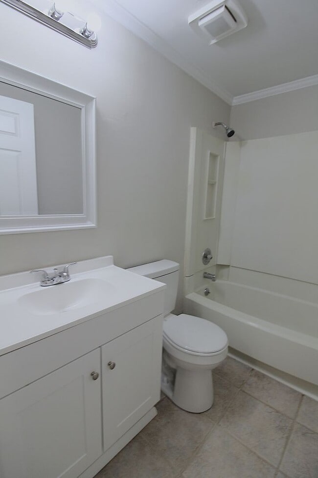 Building Photo - Charming 2 Bedroom, 1 Bath Home on Quiet C...