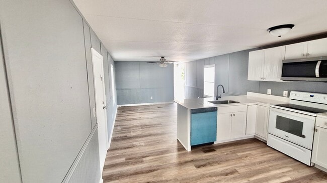 Building Photo - PCB Rental 2 BR / 1 BA - Convenient to it ...