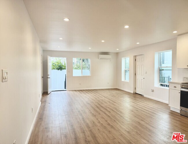 Building Photo - 384 Hargrave St