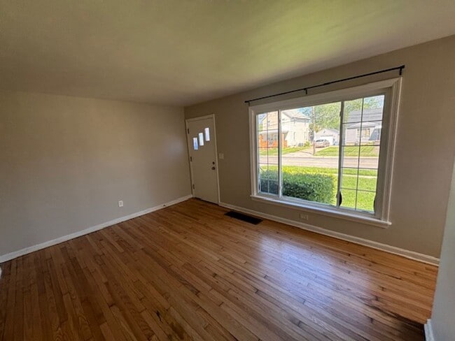 Building Photo - Charming 3 Bedroom 1 Bath Home on Eastside Of Lorain