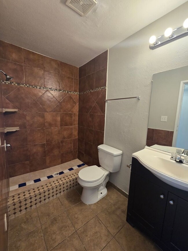 Building Photo - Lock in ($1850) off March 2026  if you move-in by Janaury 31st