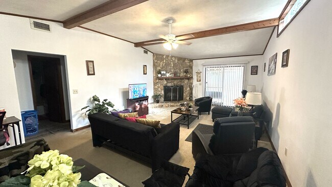 Building Photo - NORTHEAST HIDDEN GEM! 2/1 Townhome w/ Fenc...