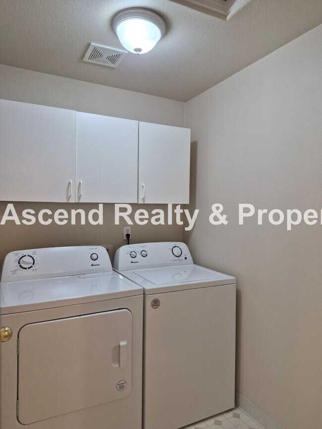 Building Photo - Beaverton Convenience with Central AC & Attached Garage  Minutes to MAX, Costco, Nike & Parks 1 o...
