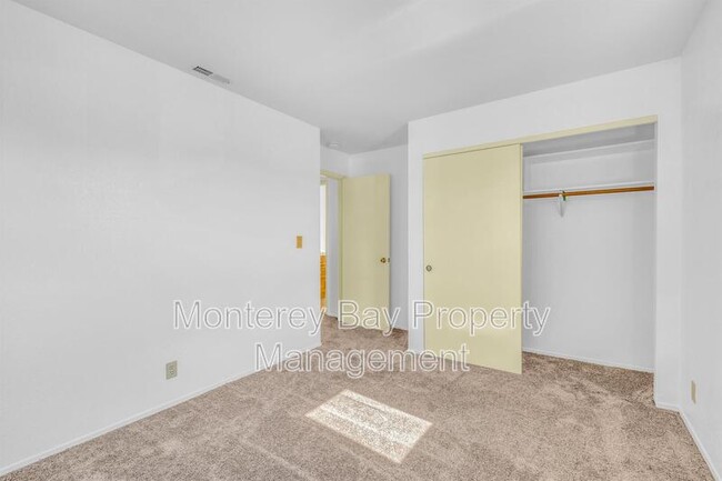 Building Photo - 143 Seal Ct