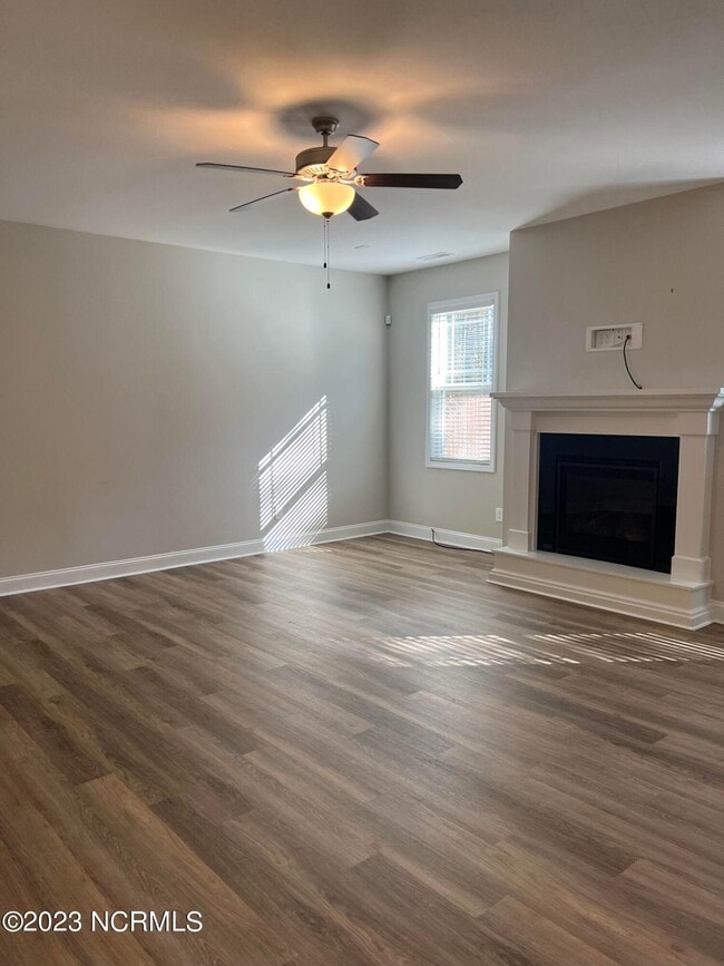 Building Photo - 412 Palisades Dr