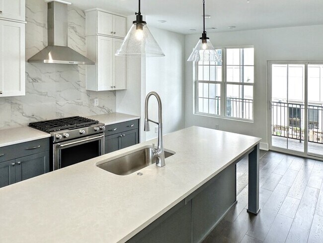 Building Photo - Luxury 2BR/2.5BA Townhome – Steps to Downt...