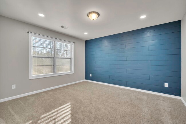 Building Photo - 222 Raleighwood Ln