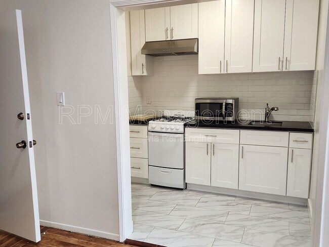 Building Photo - 1781 N Orchid Ave