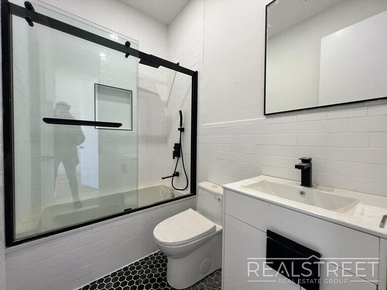 Building Photo - Stunning 4 Bed 2 Bath in Clinton Hill with...