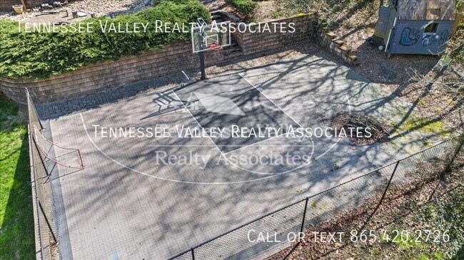 Building Photo - 821 Foxfield Ln