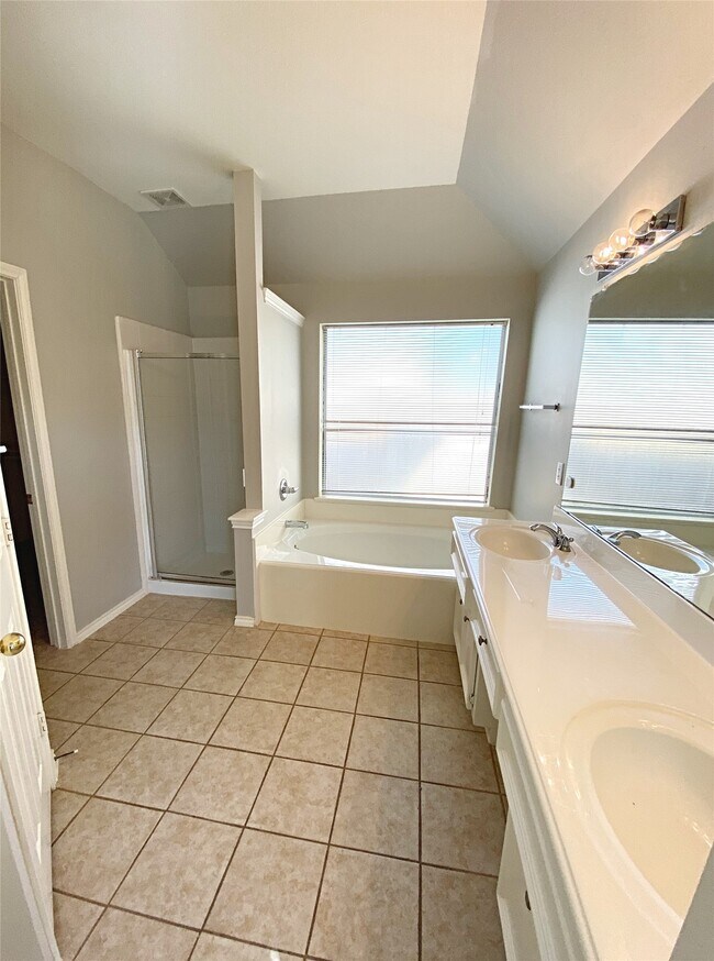 Building Photo - 22014 Gold Leaf Trail