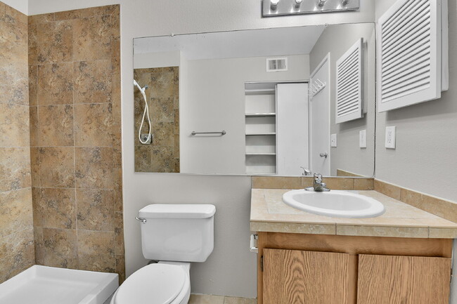 Building Photo - $1,445.95 - 2 Bed, 2 Bath Condo in Denver with In-Unit Laundry!