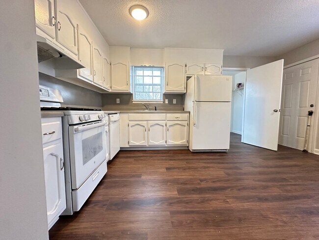 Building Photo - Home for rent in Center Point **MOVE IN SP...