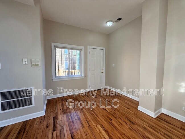 Building Photo - 2213 W Washington Blvd