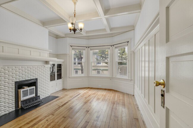 Building Photo - Large, pet friendly 2BR with hardwood floors and laundry in unit