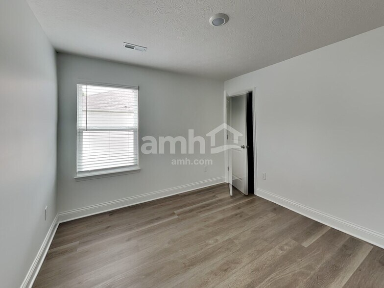 Building Photo - 301 Pne Hl Ct