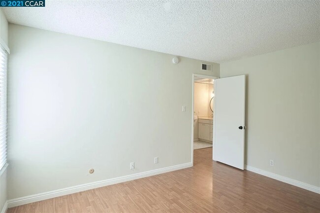 Building Photo - 2728 Oak Rd