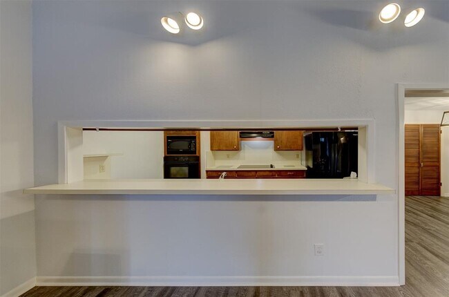 Building Photo - 2452 Country Club Dr