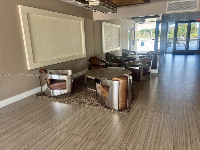 Building Photo - 3625 N Country Club Dr
