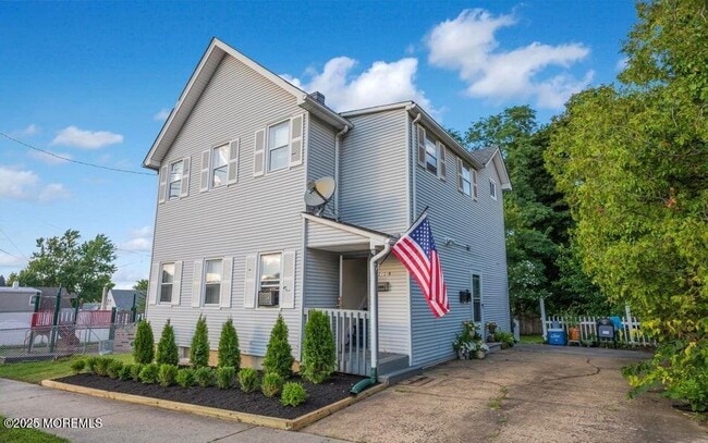 Building Photo - 215 S Pine Ave
